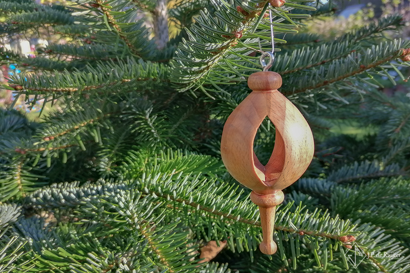Kerst ornament opengewerkte ovale bol van eikenhout, kunst, houtdraaien. In kerstboom.