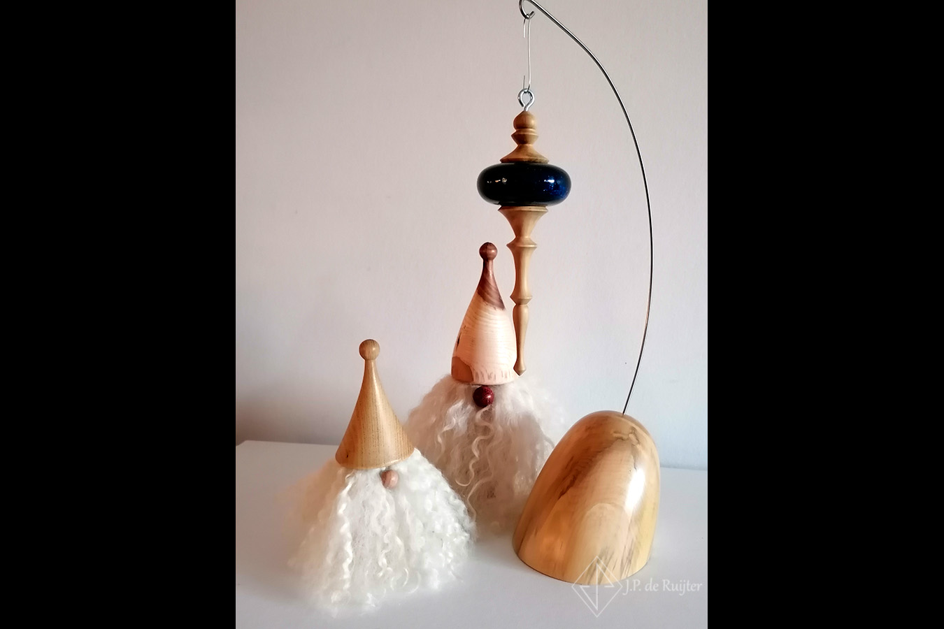 Kerst ornament, van buxus hout en blauwe met goud spikels bal van kunstglas, epoxy. Hangt aan een standaard, samen met gnomes. 
