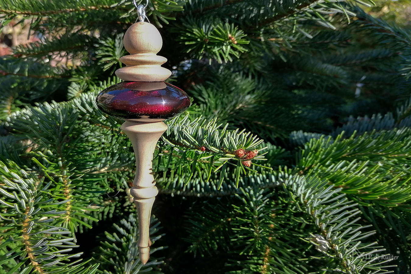 Ornament met sneeuwpop van hout op standaard.