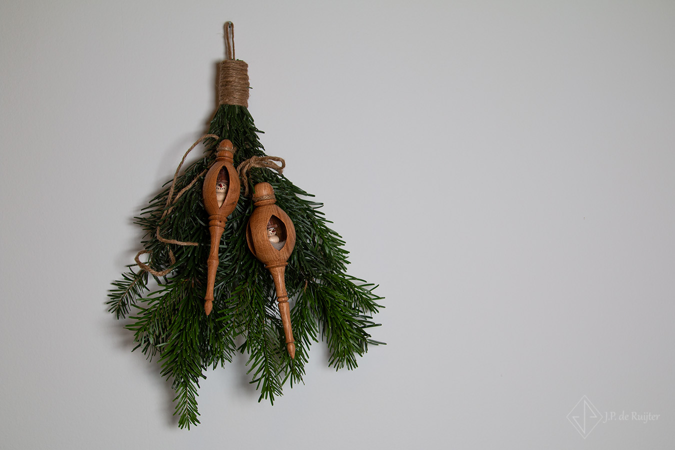 Ornament, sneeuwpop aan standaard van plataan hout. Houtdraaien, kunst, exclusief.