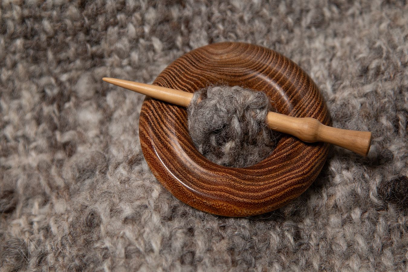 Unieke speld voor omslagdoek, sjaalspeld, vestspeld, of in je haar. Handgemaakt van acacia en plataan. Uniek moederdag cadeau.