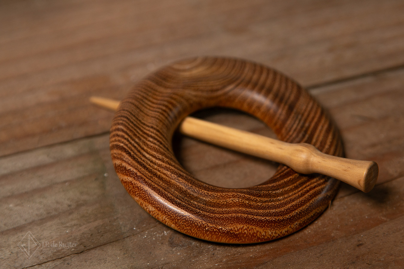 Uniek houten sjaalspeld, haarspeld, vestspeld, of voor een omslagdoek. Handgemaakt, uniek, houtdraai werk van acacia hout met mooie ringen als tekening in het hout en een mooie rand er in waar de pin perfect in valt.