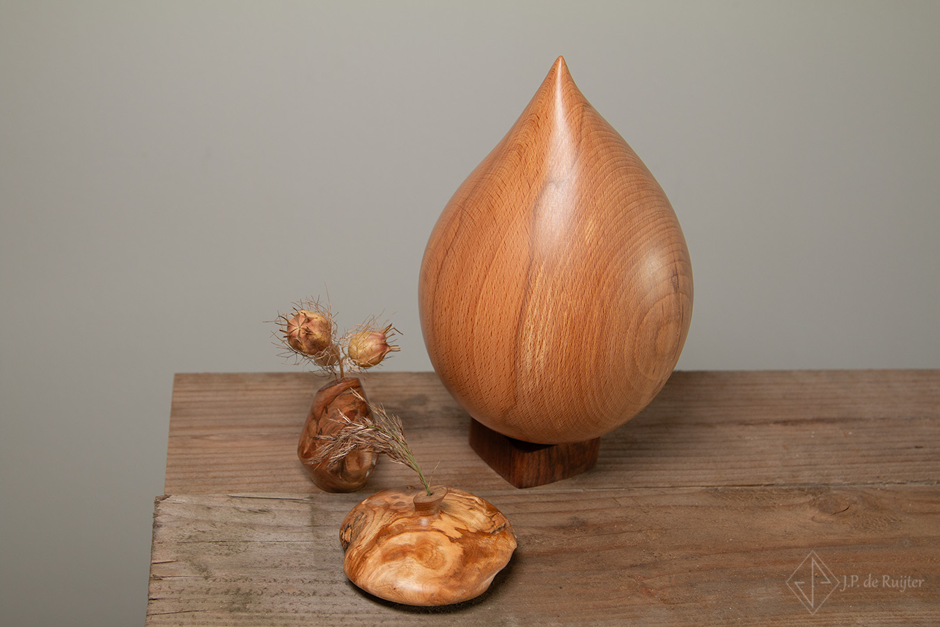 As urn van hout, in een druppel kunst vorm. Uniek, handgemaakt en exclusief. 