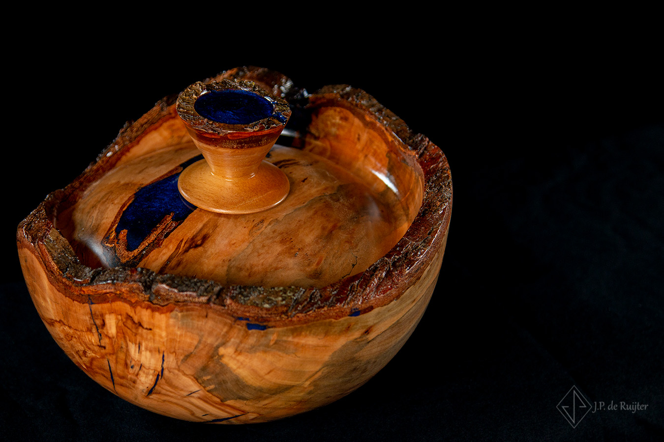 As urn van hout, met blauwe epoxy. Uniek om as in te bewaren. Schijnbeuk, epoxy, hout, mooie tekening, uniek en exclusief.