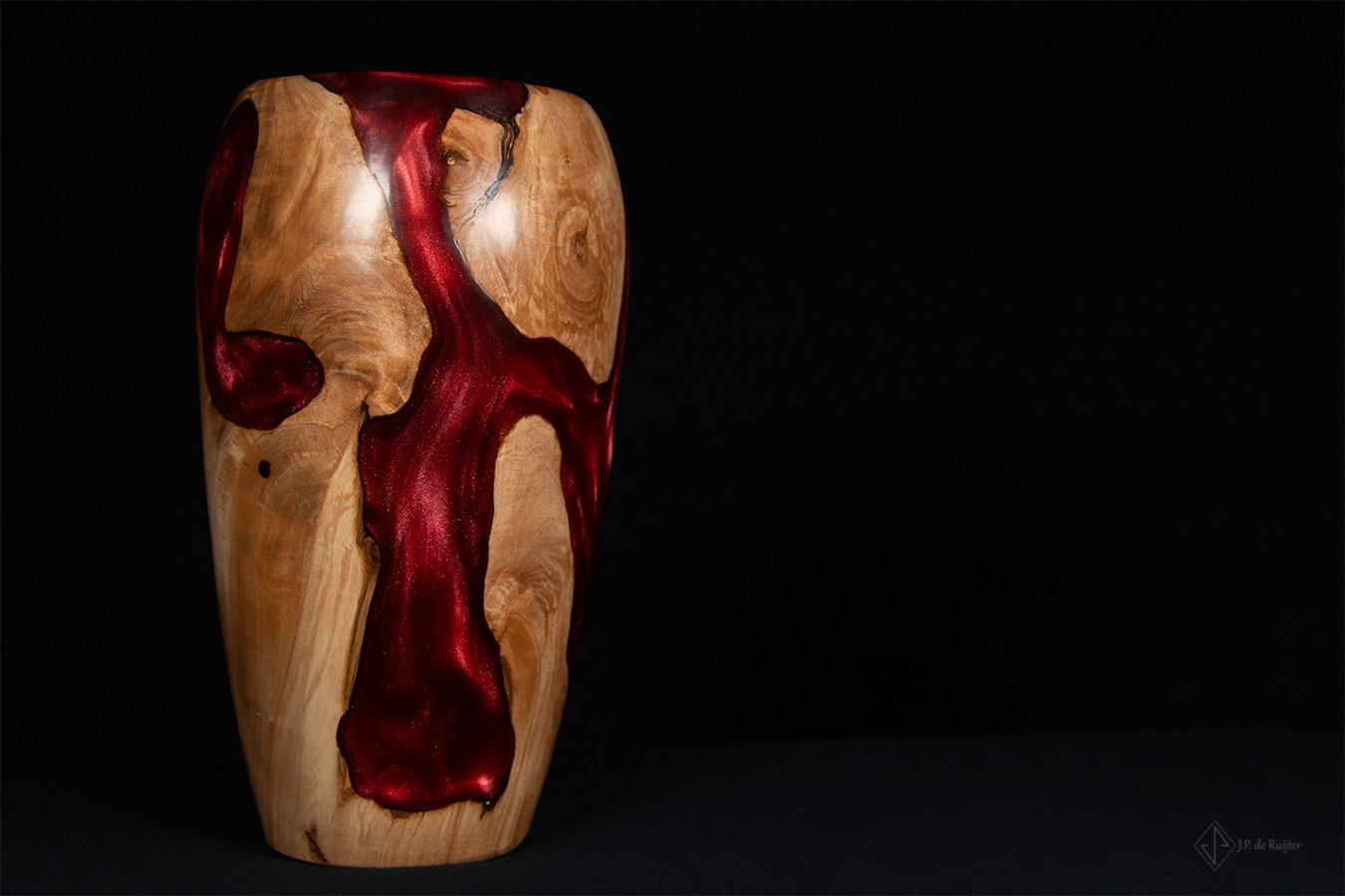 Handgemaakte vaas van hout met epoxy in kersen rood, vooraanzicht.