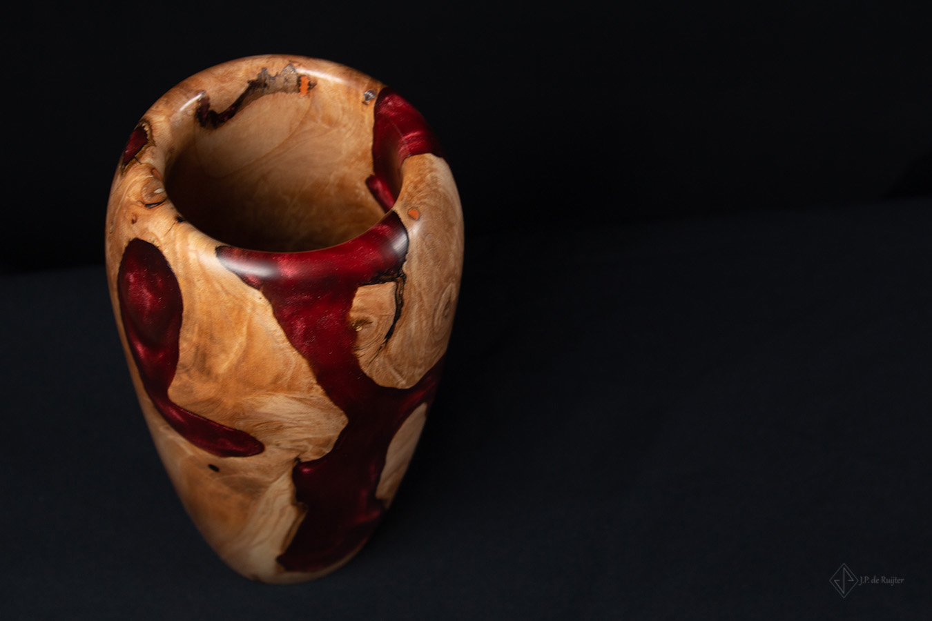 Houtkunst, vaas van hout met epoxy in kersen rood, bovenaanzicht