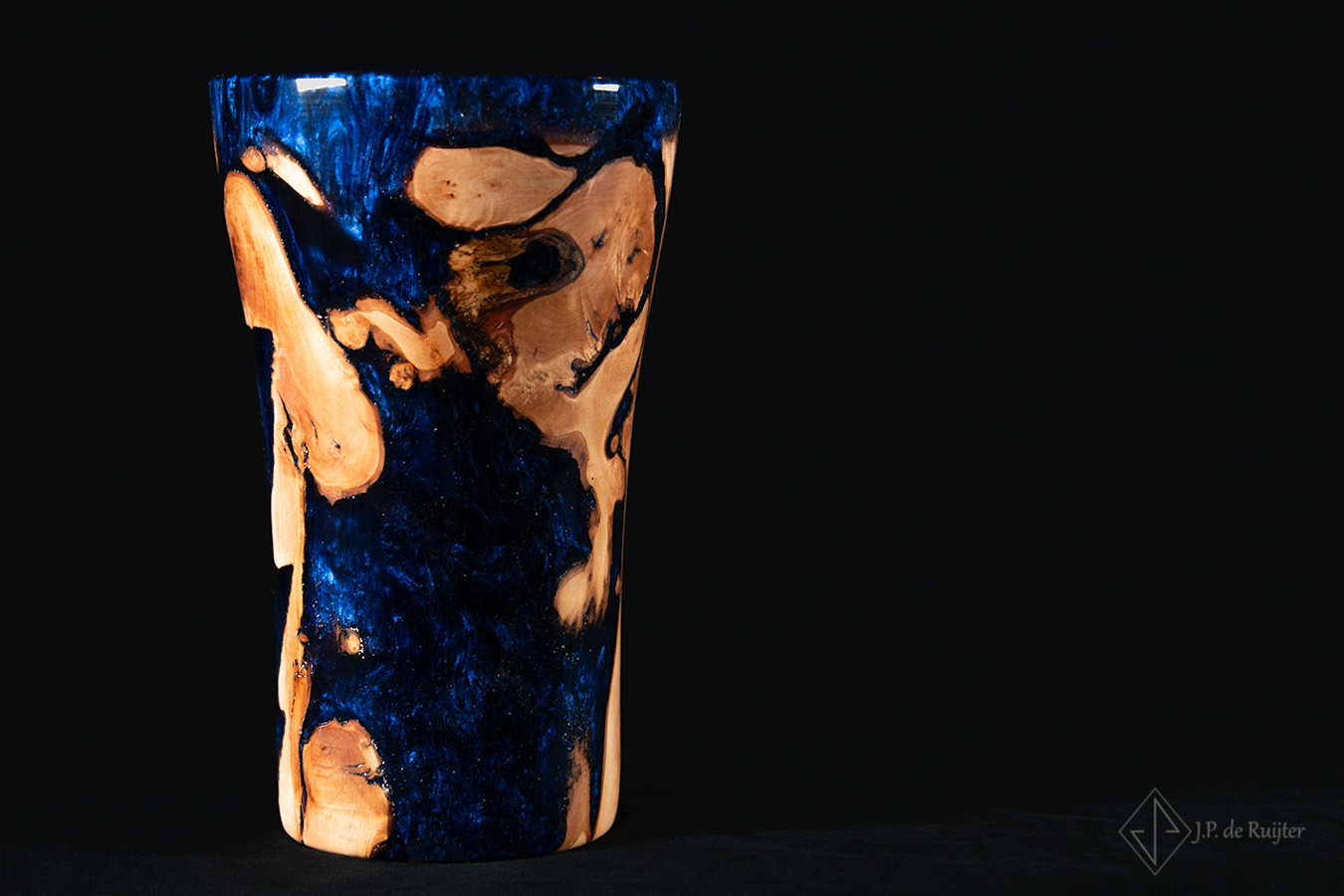Video van een vaas van meidoorn hout en epoxy in blauw.