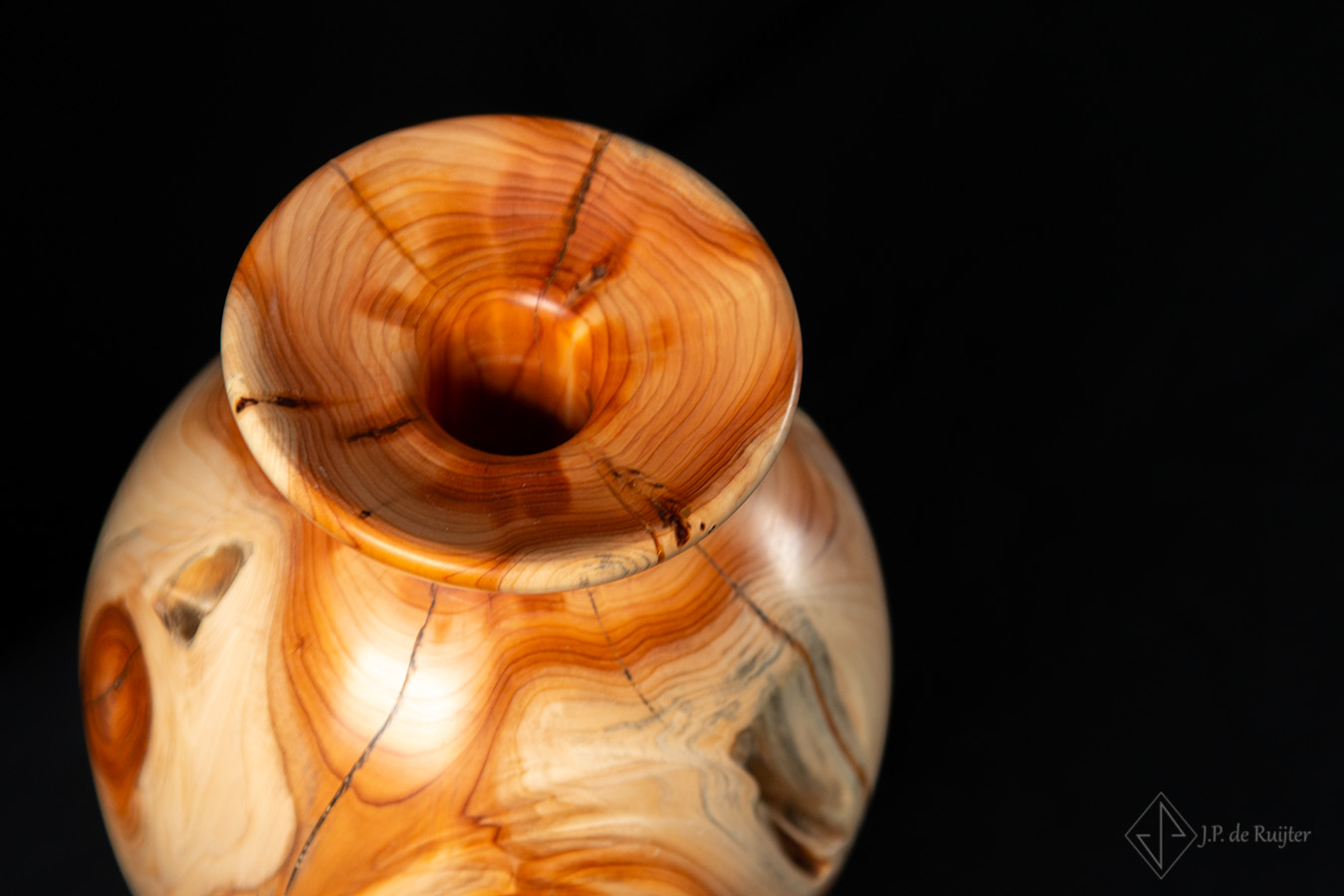 Vaas van taxus hout, kunst, bovenaanzicht